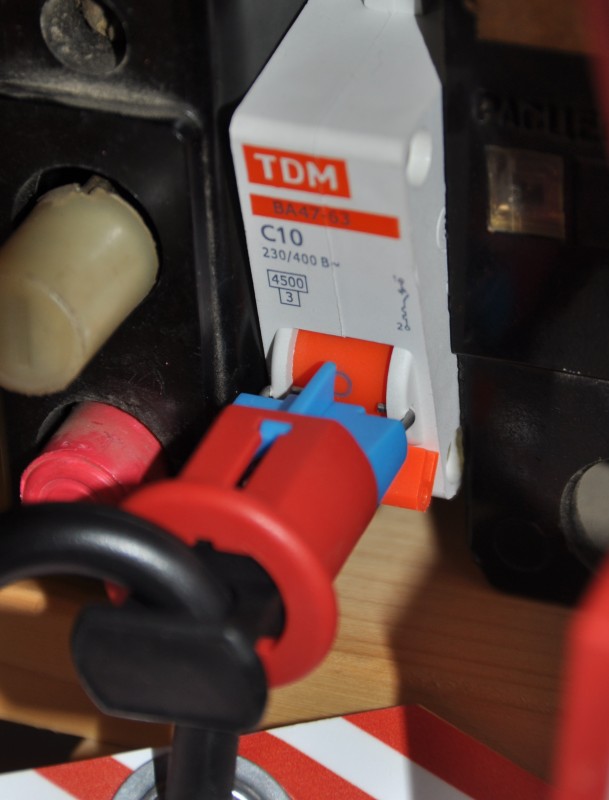 PIS блокиратор миниатюрных автоматов BD-D02 PIS блокиратор миниатюрных автоматов BD-D02